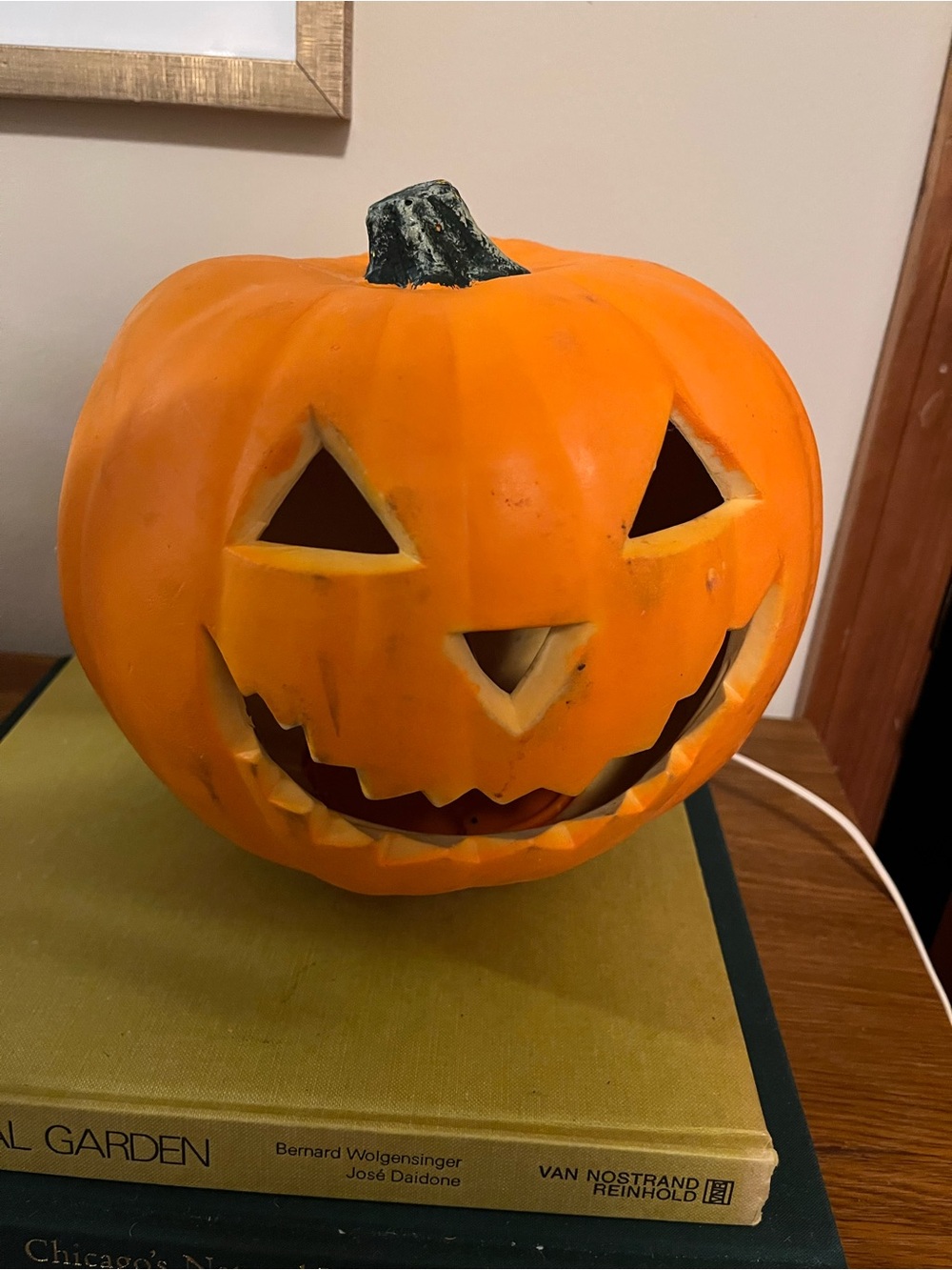 Jack-o'-Lantern Pumpkin Lantern - Bright Orange Halloween Décor